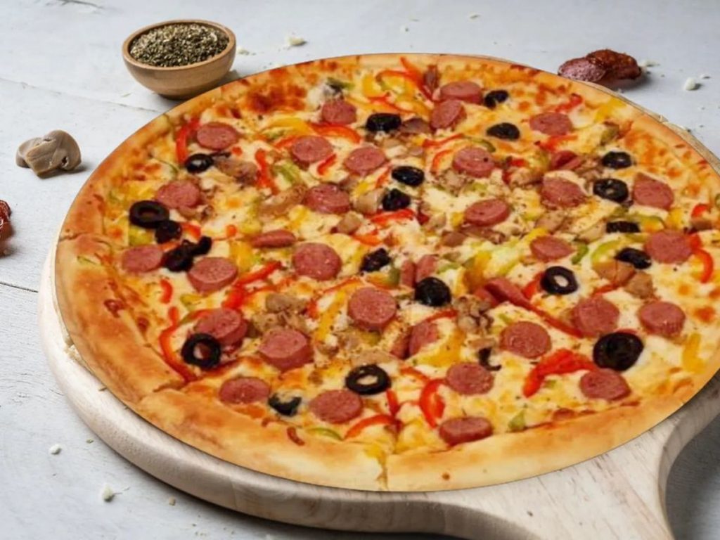 Family-friendly restaurants in Jeddah: Loco's Pizza olive, meat and pepper pizza